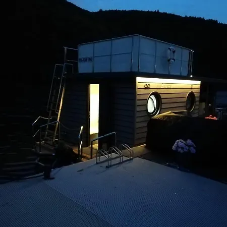 Hausboot Auf Der Mosel *