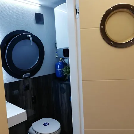 Hausboot Auf Der Mosel Polich