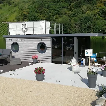 Hausboot Auf Der Mosel Polich