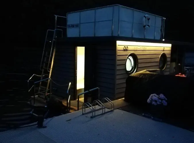 Hausboot Auf Der Mosel *