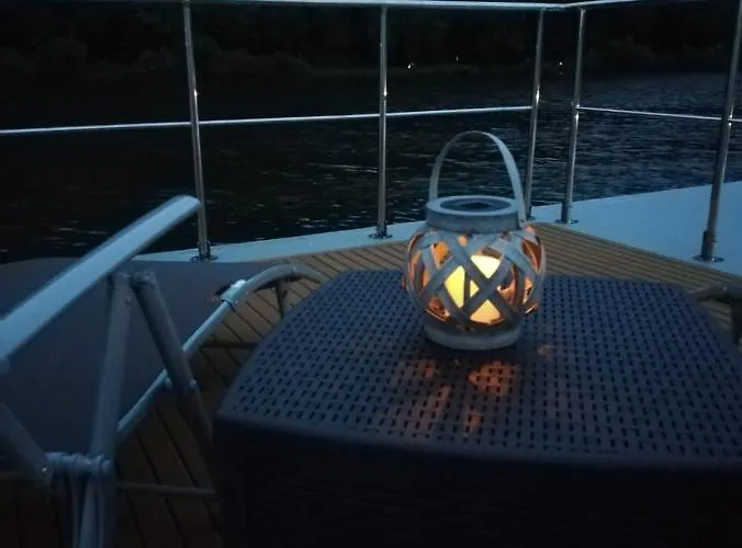 Hausboot Auf Der Mosel *